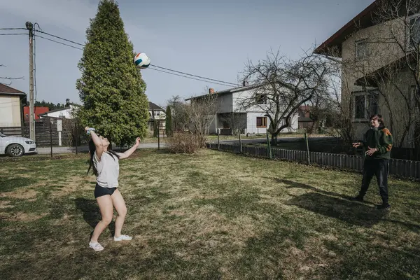 Kız ve erkek voleybol baharı oynuyorlar.. 