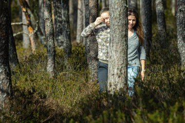 Orman yolunda yürürken iki kadın dinleniyor..