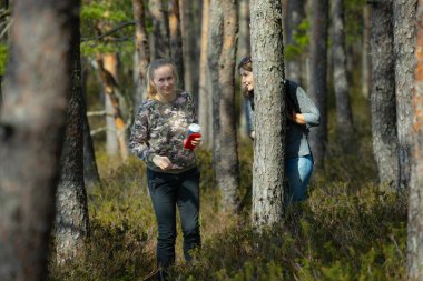 Orman yolunda yürürken iki kadın dinleniyor..