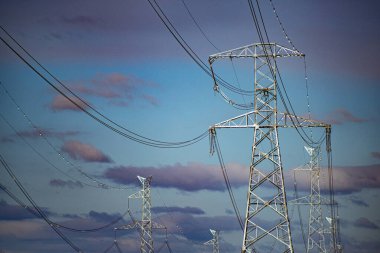 Yüksek voltaj direği. Mavi arkaplanda yüksek voltaj kulesi.