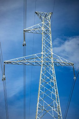 Yüksek voltaj direği. Mavi arkaplanda yüksek voltaj kulesi.