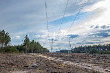 Yüksek voltaj direği. Mavi arkaplanda yüksek voltaj kulesi.