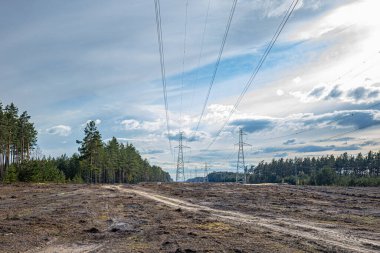 Yüksek voltaj direği. Mavi arkaplanda yüksek voltaj kulesi.