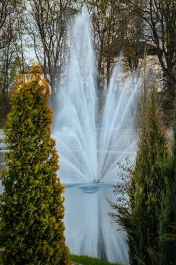 Letonya 'nın Valmiera şehrinin parkındaki çeşme