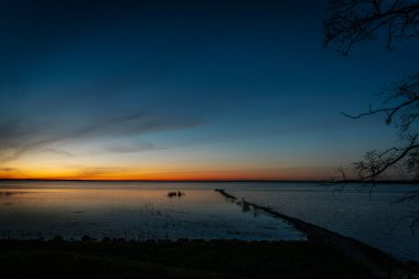 Gölde güzel bir gün batımı yansıdı.