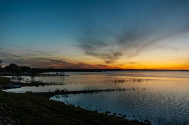 Gölde güzel bir gün batımı yansıdı.