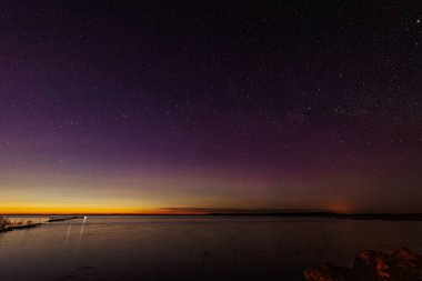 Kuzey Işıkları Gölü kıyısı