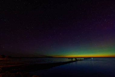 Kuzey Işıkları Gölü kıyısı