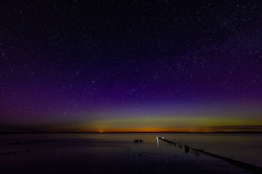 Kuzey Işıkları Gölü kıyısı