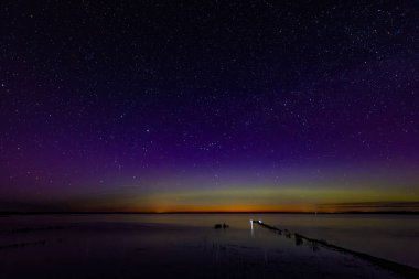 Kuzey Işıkları Gölü kıyısı