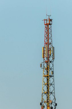 Gün batımında iletişim kulesi. Kulenin tepesindeki internet anteni
