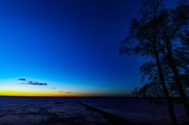 Göl kenarında gün batımı mavi gökyüzü