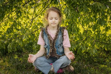 Kız gölgede oturup dinleniyor ve meditasyon yapıyor.