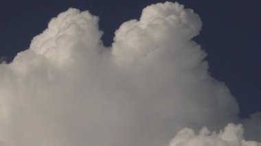 Karanlık yağmur bulutlarının gökyüzünde hızla hareket eden görüntülerini kaydediyor. Hızlandırılmış hareket dinamik ve değişen hava modellerini vurgular, doğanın gücü hakkında çarpıcı bir görüş sunar..