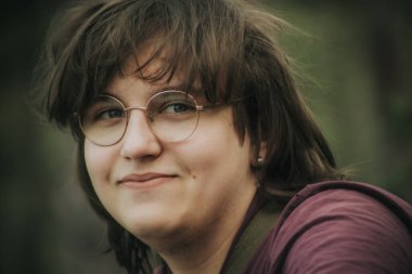 Şapkalı genç bir çocuğun portresi. Yakın plan. Ormanda şapkalı gülümseyen bir çocuğun portresi..