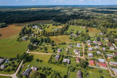 Letonya 'nın küçük Aloja kasabasının hava manzarasında konut evleri, kamu binaları ve yeşil alanlar yer alıyor. Kasaba bereketli kırsal ve tarımsal alanlarla çevrilidir.,