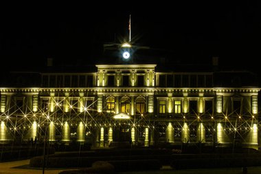 Koceni Malikanesi 'nin gece manzarası, yıldız patlaması etkisi yaratan altın ışıklarla güzelce aydınlatılmış. Simetrik bahçe yolu ve kemer yolu sahnenin zarafetini arttırır..