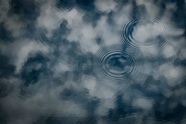 Yumuşak, soyut bir bulut. Kabarık beyaz bulutlar karamsar, koyu mavi gökyüzüne dağılmış. Bulutlar rüya gibi, atmosferik bir etki yaratır..