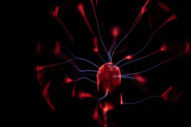 Çekirdeğinden, karanlık bir arkaplana doğru yayılan kırmızı ve mavi elektrik yayı ile parlayan bir plazma topu, canlı ve enerjik bir görüntü oluşturur..