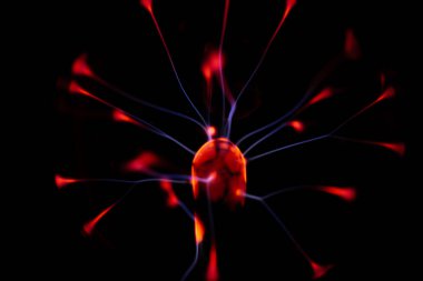 Çekirdeğinden, karanlık bir arkaplana doğru yayılan kırmızı ve mavi elektrik yayı ile parlayan bir plazma topu, canlı ve enerjik bir görüntü oluşturur..