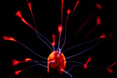 Çekirdeğinden, karanlık bir arkaplana doğru yayılan kırmızı ve mavi elektrik yayı ile parlayan bir plazma topu, canlı ve enerjik bir görüntü oluşturur..