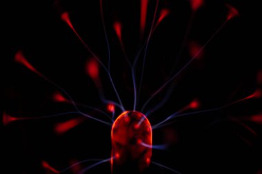 Kırmızı ve mavi enerji yayı ile parlayan bir plazma topu koyu bir arkaplana yayılarak canlı ve heyecan verici bir görsel efekt yaratır.