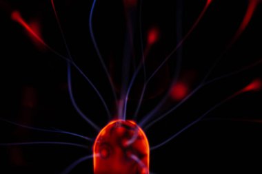 Kırmızı ve mavi enerji yayı ile parlayan bir plazma topu koyu bir arkaplana yayılarak canlı ve heyecan verici bir görsel efekt yaratır.