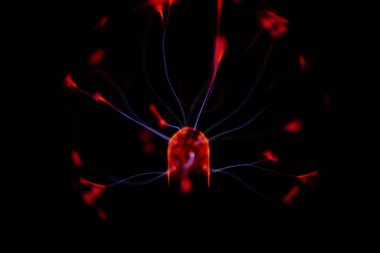 Kırmızı ve mavi enerji yayı ile parlayan bir plazma topu koyu bir arkaplana yayılarak canlı ve heyecan verici bir görsel efekt yaratır.