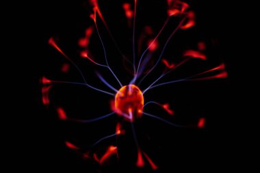 Kırmızı ve mavi enerji yayı ile parlayan bir plazma topu koyu bir arkaplana yayılarak canlı ve heyecan verici bir görsel efekt yaratır.