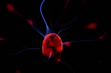 Kırmızı ve mavi enerji yayı ile parlayan bir plazma topu koyu bir arkaplana yayılarak canlı ve heyecan verici bir görsel efekt yaratır.