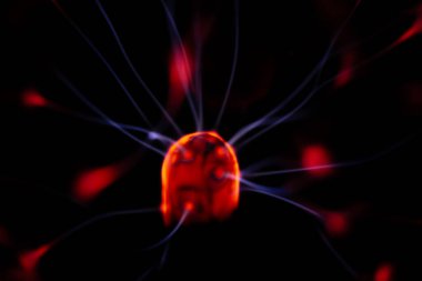 Kırmızı ve mavi enerji yayı ile parlayan bir plazma topu koyu bir arkaplana yayılarak canlı ve heyecan verici bir görsel efekt yaratır.