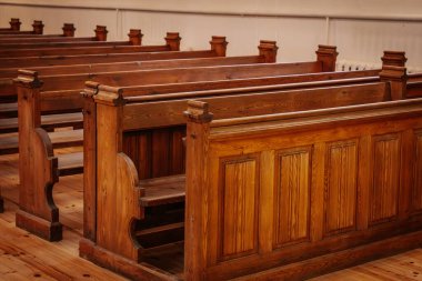 Kilisenin içinde, sıcacık, doğal ışıkla aydınlatılan güzel ahşap sıralar. Cilalanmış ahşap tanecikler ve karmaşık detaylar klasik, zamansız bir tasarımı yansıtıyor.
