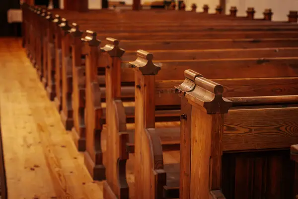 Kilisenin içinde, sıcacık, doğal ışıkla aydınlatılan güzel ahşap sıralar. Cilalanmış ahşap tanecikler ve karmaşık detaylar klasik, zamansız bir tasarımı yansıtıyor.