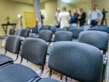 Profesyonel bir Sony 4K video kamerasının üç ayaklı bir kamera ile yakın plan çekimleri. İçeriden hafif ışıklandırılmış, odak dışı bir arka plan.