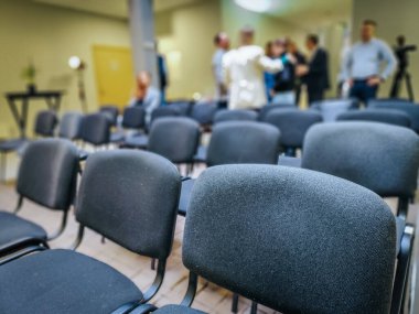 Profesyonel bir Sony 4K video kamerasının üç ayaklı bir kamera ile yakın plan çekimleri. İçeriden hafif ışıklandırılmış, odak dışı bir arka plan.