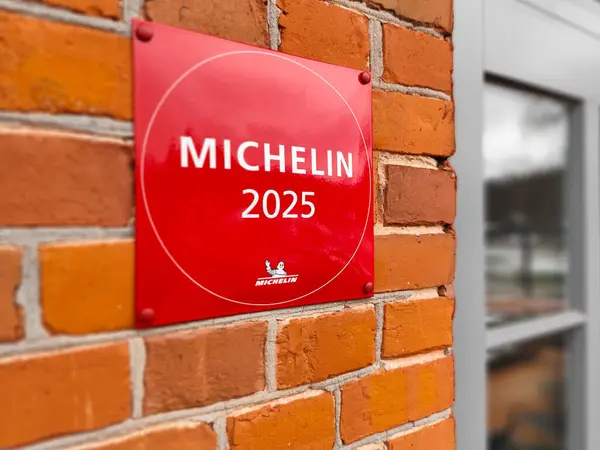 Michelin 2025 plaketi tuğla duvarda, Michelin Rehberi 'ndeki restoranın tanındığını gösteriyor. Prestijli notta aşçılık mükemmelliği ve kalitesi vurgulanıyor. 02.13.2025 Ligatne, Letonya