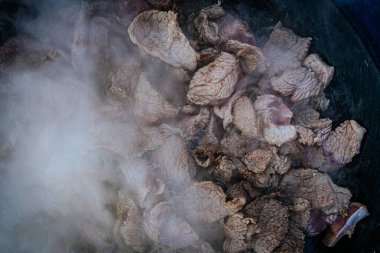 Buharlı et dilimleri kaynayan bir et suyunda kaynayarak, pişirdikleri gibi zengin tatlar açığa çıkarırlar. Yumuşak et sıvıyı emerek lezzetli bir yemek oluşturur..