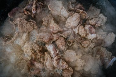 Buharlı et dilimleri kaynayan bir et suyunda kaynayarak, pişirdikleri gibi zengin tatlar açığa çıkarırlar. Yumuşak et sıvıyı emerek lezzetli bir yemek oluşturur..