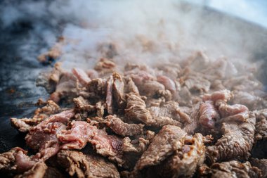 Buharlı et dilimleri kaynayan bir et suyunda kaynayarak, pişirdikleri gibi zengin tatlar açığa çıkarırlar. Yumuşak et sıvıyı emerek lezzetli bir yemek oluşturur..