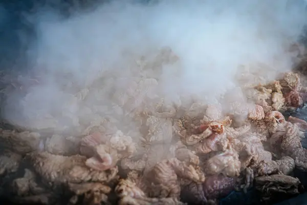 Buharlı et dilimleri kaynayan bir et suyunda kaynayarak, pişirdikleri gibi zengin tatlar açığa çıkarırlar. Yumuşak et sıvıyı emerek lezzetli bir yemek oluşturur..