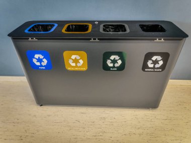 Kağıt, metal ve plastik, cam ve genel atık için renk kodlu etiketli dört bölümlü bir geri dönüşüm kutusu. Kapalı alanda atık ayıklamak için tasarlanmış. Çevre dostu çözüm.