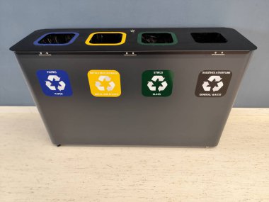 Kağıt, metal ve plastik, cam ve genel atık için renk kodlu etiketli dört bölümlü bir geri dönüşüm kutusu. Kapalı alanda atık ayıklamak için tasarlanmış. Çevre dostu çözüm.