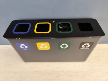 Kağıt, metal ve plastik, cam ve genel atık için renk kodlu etiketli dört bölümlü bir geri dönüşüm kutusu. Kapalı alanda atık ayıklamak için tasarlanmış. Çevre dostu çözüm.