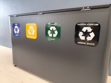 Kağıt, metal ve plastik, cam ve genel atık için renk kodlu etiketli dört bölümlü bir geri dönüşüm kutusu. Kapalı alanda atık ayıklamak için tasarlanmış. Çevre dostu çözüm.