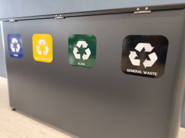 Kağıt, metal ve plastik, cam ve genel atık için renk kodlu etiketli dört bölümlü bir geri dönüşüm kutusu. Kapalı alanda atık ayıklamak için tasarlanmış. Çevre dostu çözüm.