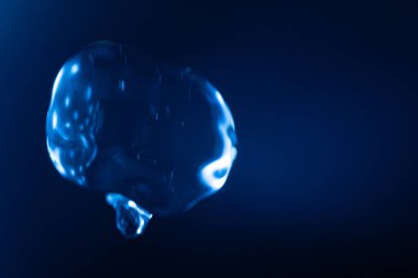 Parlayan, şeffaf mavi bir balon koyu mavi bir arkaplan üzerinde yüzer, yansımalar ve ışık çizgileri fütüristik ve sürrealist bir etki yaratır. Kopyalama alanı içerir.