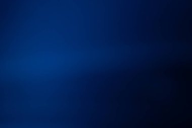 Yumuşak tonsal geçişlerle pürüzsüz, zengin, mavi eğimli bir arka plan, minimum ve profesyonel bir atmosfer yaratıyor. Kopyalama alanı içerir.