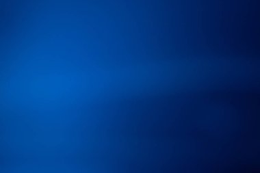 Yumuşak tonsal geçişlerle pürüzsüz, zengin, mavi eğimli bir arka plan, minimum ve profesyonel bir atmosfer yaratıyor. Kopyalama alanı içerir.