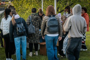 İnsanlar, el yapımı eşyalar, yerel yiyecekler ve el sanatları sunan bir açık hava pazarındaki teçhizat çadırlarının altındaki 17.05.2025 Valmiera, Letonya