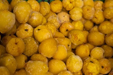 Buz gibi yüzeylerini ve doğal dokularını gözler önüne seren büyük bir donmuş sarı ayva koleksiyonu..